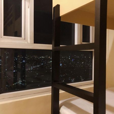 Hotel Ambiance, Spacious 2-Bedroom Condo in QC  Manila Esterno foto