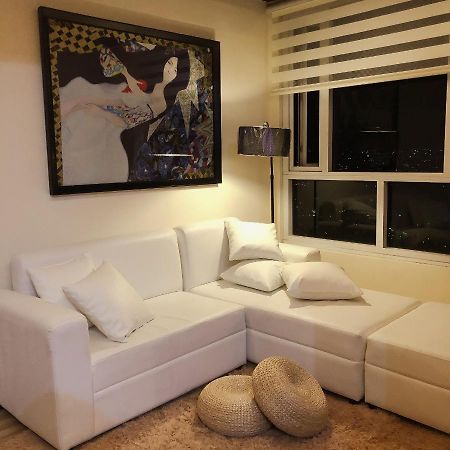 Hotel Ambiance, Spacious 2-Bedroom Condo in QC  Manila Esterno foto